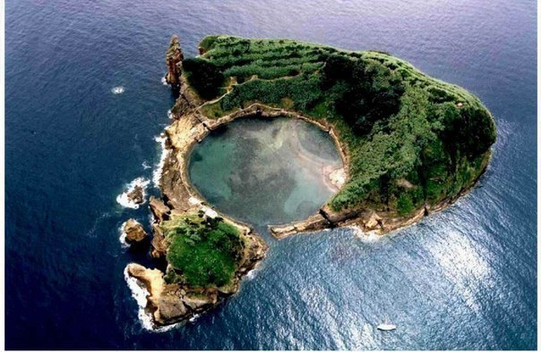 Вила-Франка — необитаемый вулканический остров в составе Азорских островов. Находится в 0,5 км к югу от острова Сан-Мигел, возле посёлка Вила-Франка-ду-Кампу.