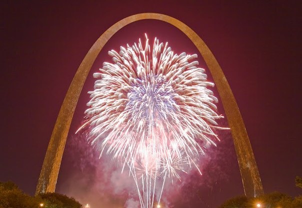 Праздничный салют обрамляют «Ворота Запада» - символ города Сент-Луис в американском штате Миссури.