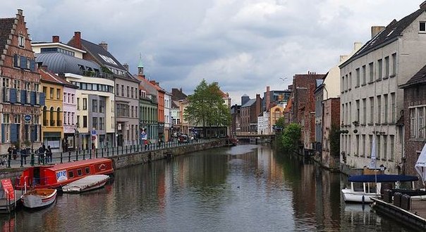 Канал в центре Гента, Бельгия.
