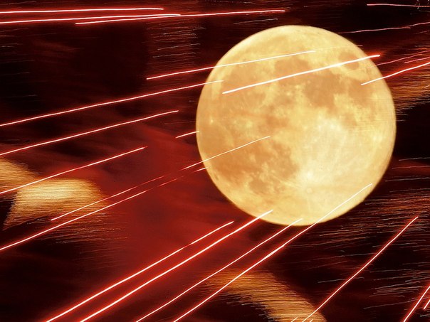 Фейерверк на фоне луны, США