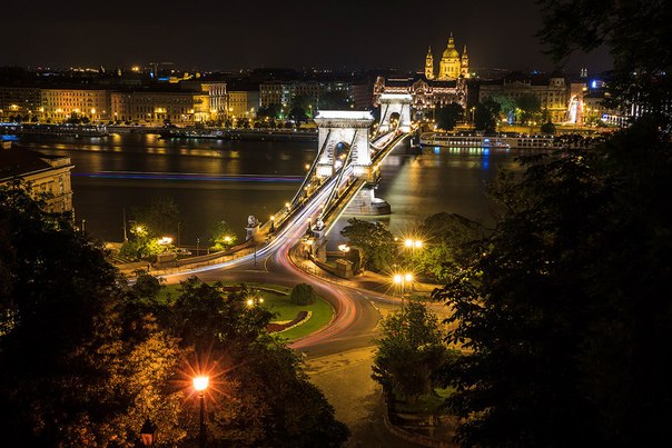Цепной мост Сечени — подвесной мост через реку Дунай, соединяющий две исторических части Будапешта — Буду и Пешт.