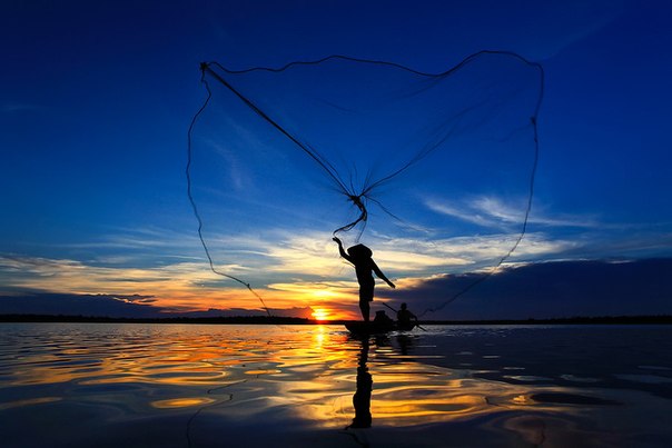 Рыбак закидывает сеть, Сакон-Накхон, Таиланд