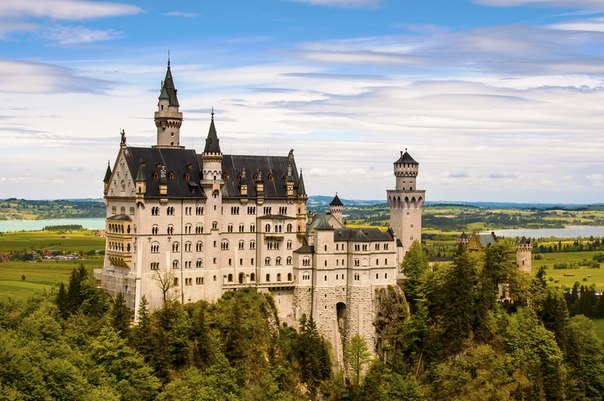 Замок Нойшванштайн — романтический замок баварского короля Людвига II около городка Фюссен в юго-западной Баварии, недалеко от австрийской границы. Одно из самых популярных среди туристов мест на юге Германии.