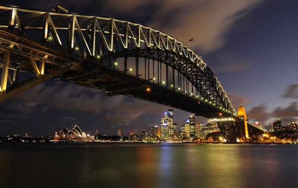Харбор-Бридж — самый большой мост Сиднея, один из самых больших стальных арочных мостов в мире. Он является одной из главных достопримечательностей Сиднея. Из-за своей примечательной формы мост получил у сиднейцев шуточное название «Вешалка».