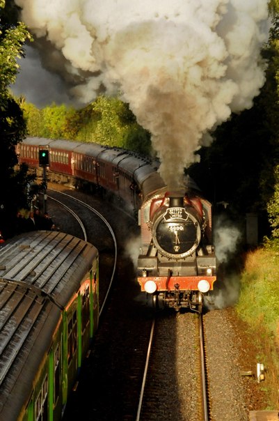 Уэльский дуэт фотографов, состоящий из отца и сына Робина и Талисина Кумбс (Robin and Taliesin Coombes), стремится передать красоту железных дорог через свои драматичные и притягательные работы.
