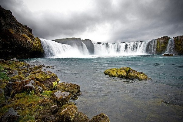 Годафосс, «водопад богов», — один из самых знаменитых в Исландии. Потоки ледниковой воды падают со скал 12-метровой высоты. Когда исландская Ассамблея приняла христианство в 1000 году, ее глава велел сбросить языческих идолов в этот водопад.