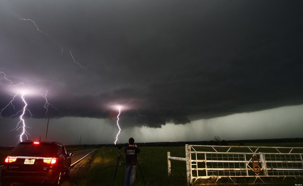 Охотники за торнадо любуются молниями во время грозы в Кушинге, штат Оклахома, США.