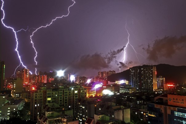 Молнии сверкают в небе над Чжухаем, Китай.