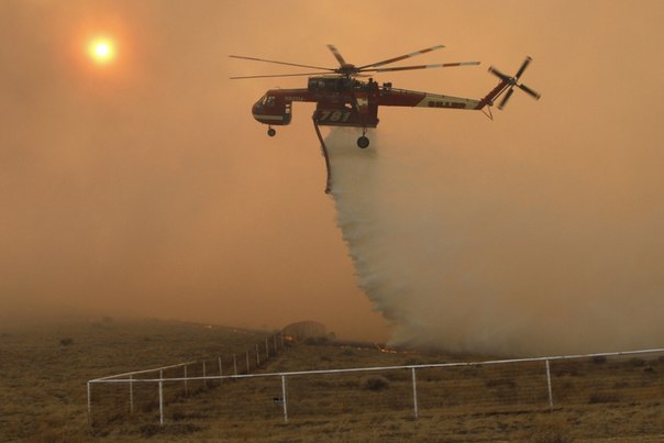 Вертолёт тушит лесной пожар в Ланкастере, штат Калифорния.