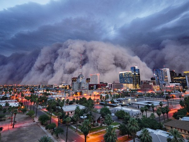 Пыльная буря в Финиксе, Аризона, США.