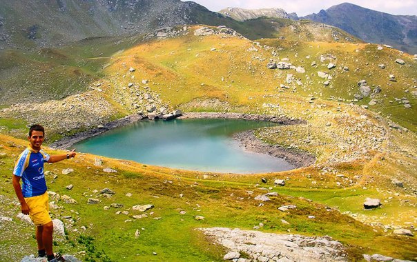 Озеро-сердце в Северо-Албанских Альпах, Косово. 