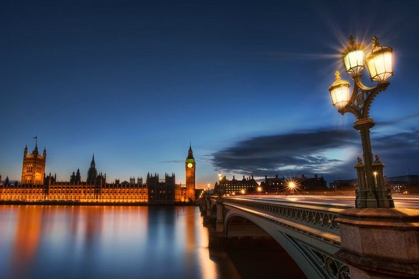 Вестминстерский мост через Темзу и здания парламента в Лондоне. 