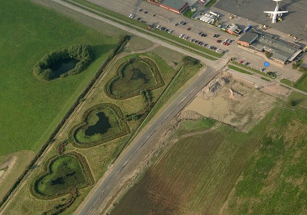 3 пруда в форме сердец около аэропорта города Хальмстад в Швеции. 