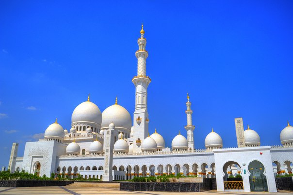 Мечеть шейха Зайда — одна из шести самых больших мечетей в мире. Расположена в Абу-Даби, столице Объединенных Арабских Эмиратов.
