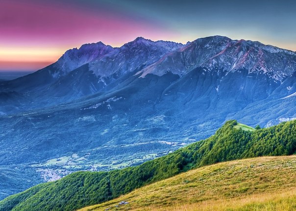 Гран-Сассо — горный массив в Абруццо, наиболее высокая часть Апеннинских гор в целом и Абруццких Апеннин в частности.