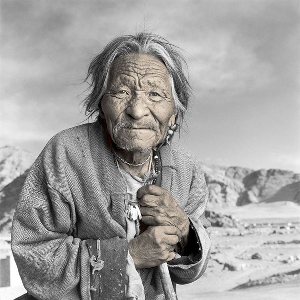 Американский фотограф Фил Борджес (Phil Borges) путешествует по миру и делает снимки представителей различных малочисленных народов, с которыми ему приходится сталкиваться. Перед вами фотографии, сделанные им в Тибете.