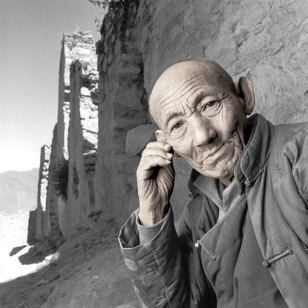 Американский фотограф Фил Борджес (Phil Borges) путешествует по миру и делает снимки представителей различных малочисленных народов, с которыми ему приходится сталкиваться. Перед вами фотографии, сделанные им в Тибете.