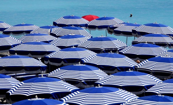 Пляжные зонты в Ницце, Франция. Сейчас здесь идеальное время для отдыха. 