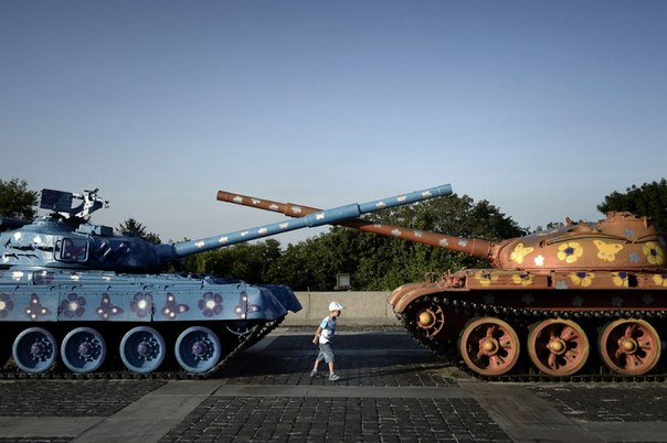 Ребенок играет у разрисованных танков, Киев, Украина. 