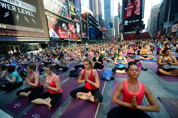 Массовый мастер-класс йоги в честь летнего солнцестояния на Таймс-сквер в Нью-Йорке, США. Здесь собрались тысячи людей, чтобы отметить самый длинный день в году. 