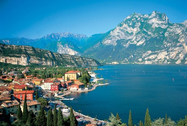 Озеро Гарда, Италия, раскинувшееся у подножия Альп. Самое большое озеро в Италии.