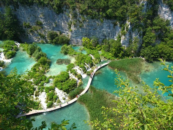 Плитвицкие озера, Хорватия. 16 изумрудных озер, объединенных друг с другом системой водопадов.