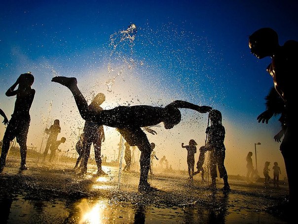 Дети играют около фонтана в Тель-Авиве. 