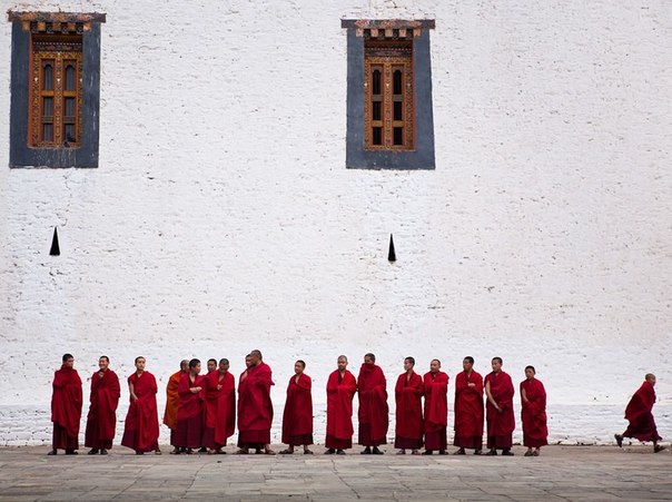 Монахи в королевстве Бута́н.