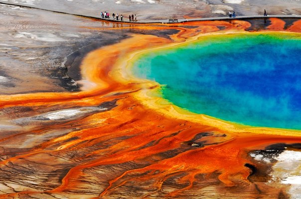 Большой призматический источник — горячий источник, самый большой в США и третий по размеру в мире. Находится в Йеллоустонском национальном парке в Среднем бассейне гейзеров.