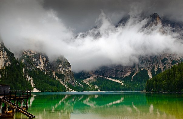 Озеро в Альпах, Италия.