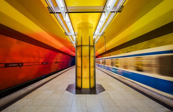 Станция Мюнхенского метрополитена «Кандидплац». Стены, колонны и потолки станции выкрашены всеми цветами радуги. 