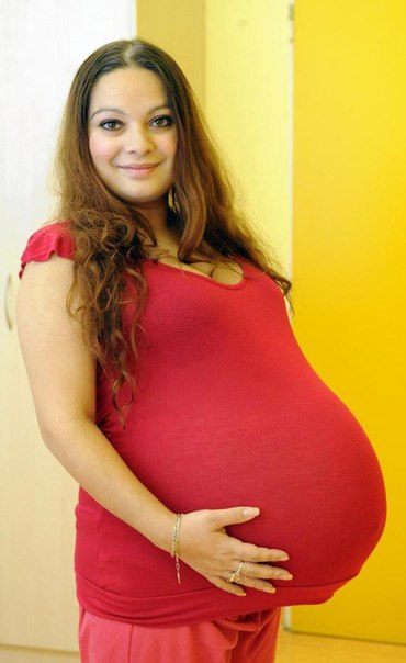 23-летняя чешка Александра Кинова родила пятерых близнецов. Это первый в стране известный случай с рождением такого количества детей. Состояние матери и новорожденных врачи оценивают как хорошее. 
