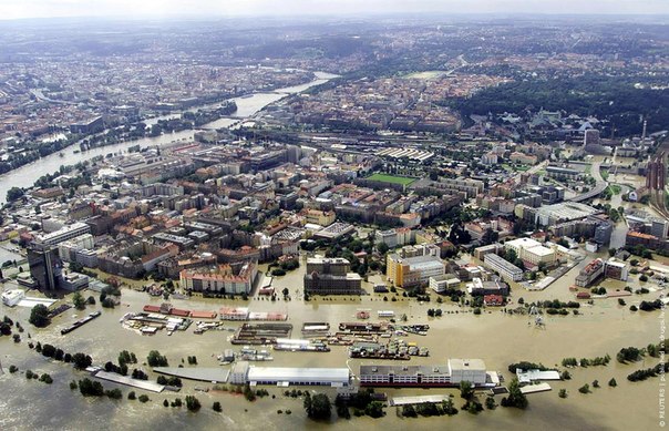 Прагу затопило по самый Карлов мост