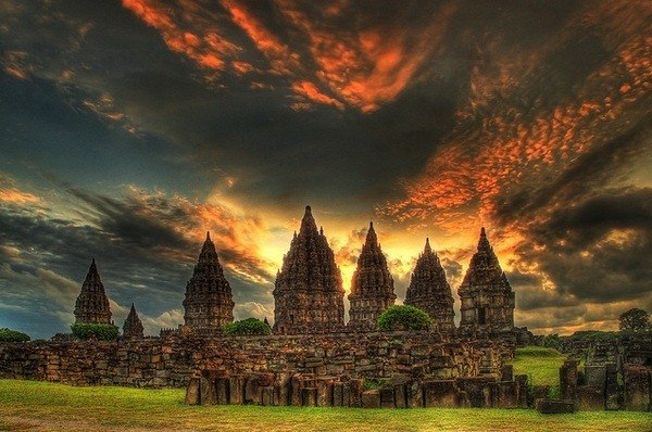 На острове Ява, что в Индонезии, находится один из самых больших буддистских памятников на Земле – храмовый комплекс Прамбанан. В состав храмового комплекса входит несколько индуистских и буддийских храмов.