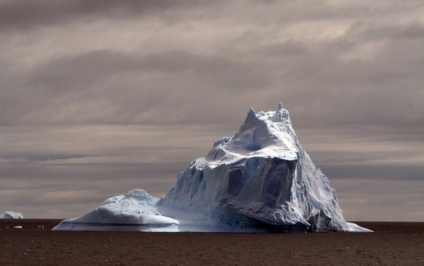 Большой айсберг у берегов Антарктиды. 