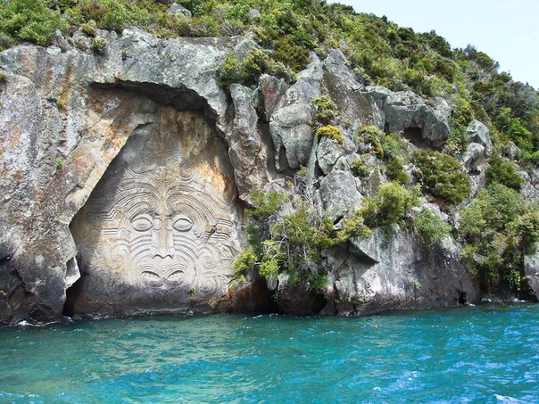 Наскальные рисунки Маори - коренных жителей Новой Зеландии на озере Таупо.