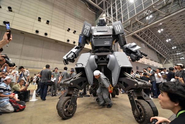 Боевой робот Kuratas, разработанный японской компанией Suidobashi Heavy Industry, Токио. Стоимость четырехтонной машины, которая в данный момент проходит тестирование и вскоре должна поступить в продажу, составит $1,35 млн. Управлять роботом можно как дистанционно, так и сидя в центральной части корпуса.