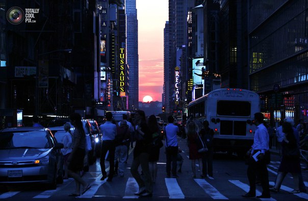 Четыре раза в год жители и гости Нью-Йорка могут наблюдать явление, которое получило название манхэттенхендж. Эффект манхэттенхендж заключается в том, что лучи восходящего или заходящего Солнца идут точно вдоль улиц Манхэттена.