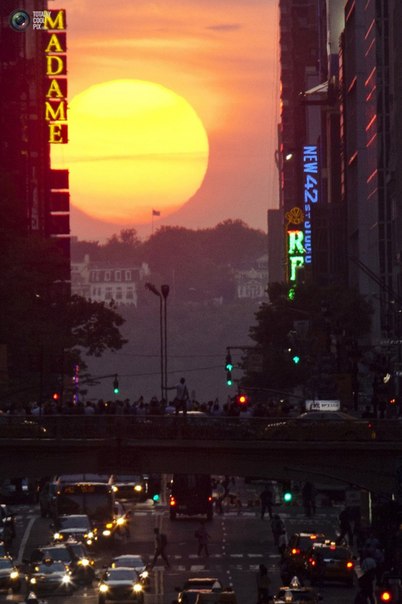 Четыре раза в год жители и гости Нью-Йорка могут наблюдать явление, которое получило название манхэттенхендж. Эффект манхэттенхендж заключается в том, что лучи восходящего или заходящего Солнца идут точно вдоль улиц Манхэттена.