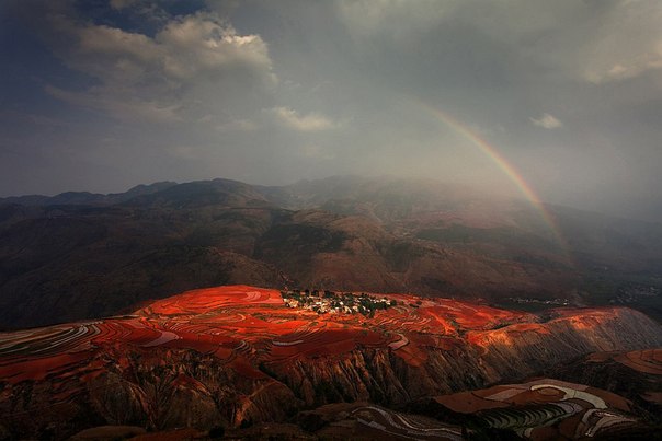 В Китае есть Красные Земли, напоминающие большое разноцветное полотно, особенно после дождя. Красные Земли занимают площадь более 200 000 квадратных километров в провинции Юньнань. Свое название они получили из-за красновато-коричневой почвы, которая насыщена оксидом железа. 