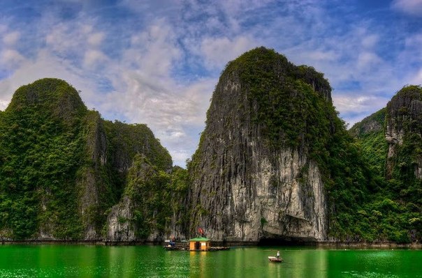 Бухта Халонг — объект всемирного наследия ЮНЕСКО во Вьетнаме в провинции Куангнинь, популярное туристическое место.
