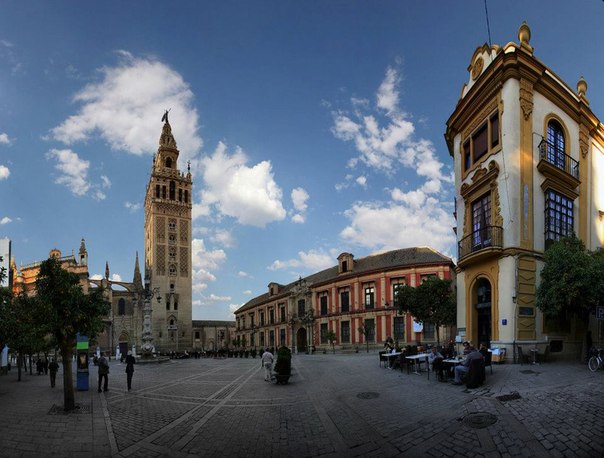 Вирхен-де-лос-Рейес - центральная площадь города Севилья, Испания.