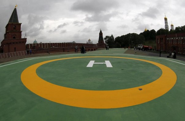 В Кремле заканчивают сооружение посадочной площадки для вертолета президента России.