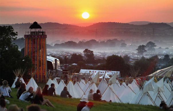 Закат над палаточным городком, фестиваль Гластонбери в Великобритании. 