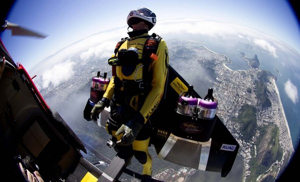 Швейцарец Ив Росси (Yves Rossy), также известный как Jetman, прыгает с вертолета над Рио-де-Жанейро, Бразилия. 