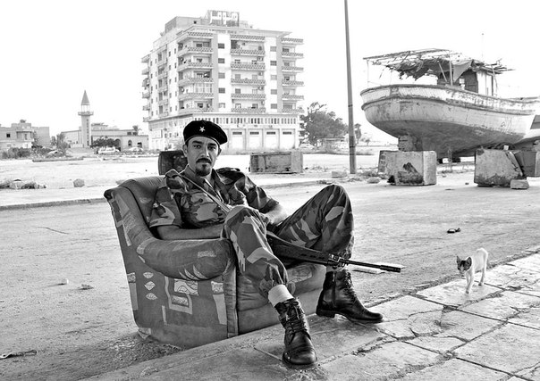 Ливийский мятежник в городе Бенгази. 