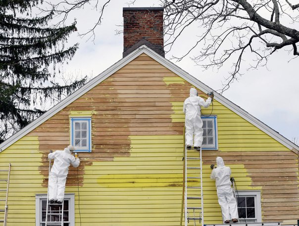 Рабочие ремонтируют дом недалеко от Нью Вернона, штат Нью-Джерси, 16 апреля 2013 года.