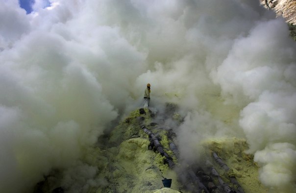 Нечеловеческая работа: Добыча серы из вулкана Иджен