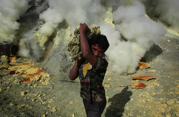 Нечеловеческая работа: Добыча серы из вулкана Иджен