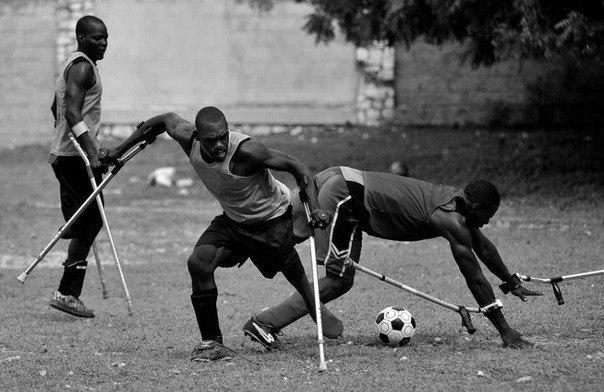 Игроки первой в истории гаитянской футбольной команды, сформированной из людей с ампутированными конечностями, провлдят тренировку, Гаити, 30 сентября 2010 года.